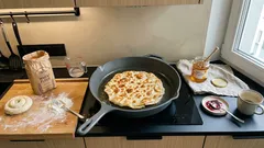 Warstwowe placki z patelni: prosty trik na listkujące ciasto z trzech składników (bez drożdży)