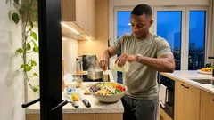 Bez kropli majonezu: trzy odświętne sałatki na Dzień Kobiet i prosty sos jogurtowy