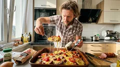 Pizzekanka, czyli zapiekanka ziemniaczana jak pizza – prosty przepis krok po kroku