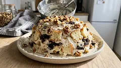 Tort Ajsberg ze śliwkami suszonymi i orzechami – domowy hit bez stresu