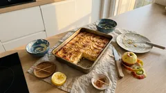 Wymieszaj twaróg, ułóż jabłka i do piekarnika – szarlotka, która długo zostaje miękka