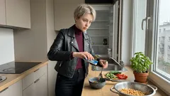 Nie wylewaj oleju z puszki: w 15 minut zrobisz sycącą sałatkę z sardynek i ciecierzycy