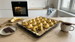 Żaworonki z czekoladą i bananem – wiosenne drożdżowe ptaszki, które robią wrażenie