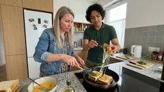 Śniadanie w 10 minut: chrupiące grzanki z suluguni i zieleniną (prosty patent na złotą skórkę)