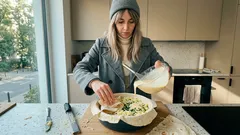 Sekret złocistego placka bez ciasta: lawasz z ziemniakami i suluguni