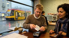 Po co folia aluminiowa w portfelu? Co naprawdę „blokuje” przy karcie zbliżeniowej