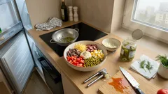 15 minut i miska znika: sycąca sałatka z wołowiną, kiełbasą i groszkiem (z prostym patentem na przechowywanie)