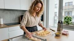 Ślimaczki z ciasta francuskiego z parówką i serem gotowe w 20 minut