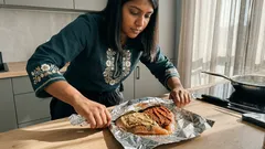 Domowa wędlina z kurczaka: roladki w folii, które kroisz jak szynkę