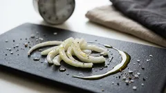 Sałatka z cebuli w 15 minut: prosty przepis na marynowaną cebulę do obiadu