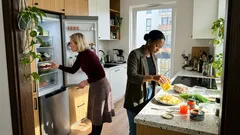 Sałatka warstwowa z gorbuszą z puszki, która wygląda jak z restauracji