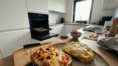 Gorące kanapki „leniwki” w 15 minut – trzy warianty i prosty sposób na chrupiącą skórkę