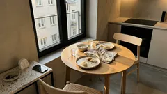 Telefon przy stole: drobny nawyk, który po cichu osłabia bliskość (i jak go zmienić)