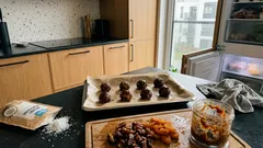 Pralinki z daktyli i suszonych moreli w gorzkiej czekoladzie – szybki deser bez pieczenia i trik z zamrażarką