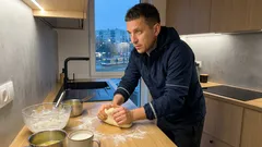 Ciasto drożdżowe na kefirze i maśle: puszyste, rumiane i długo świeże – ten detal robi różnicę