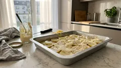 Zapiekanka ziemniaczana z mięsem i serem: trik z cebulą w majonezie, który zmienia wszystko