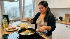 Chrupiące lukowniki z cebuli: prosty patent na tani, sycący obiad